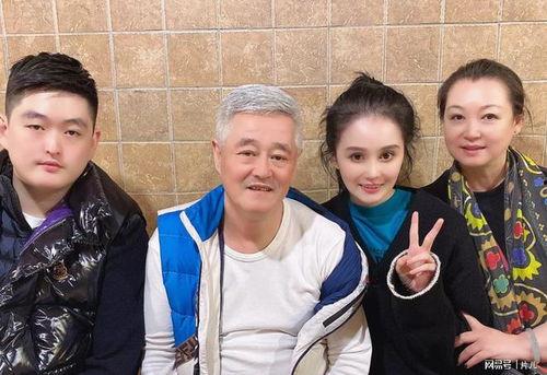 青岛网红大叔和他儿子吃瓜事件,一场网络热议的亲子互动  第2张 青岛网红大叔和他儿子吃瓜事件,一场网络热议的亲子互动  第2张