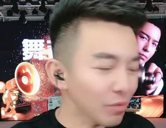 吃瓜跳舞网红是谁呀视频,视频走红背后的故事  第3张 吃瓜跳舞网红是谁呀视频,视频走红背后的故事  第3张